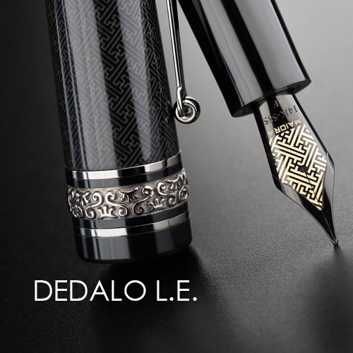 Fountain pen with decorative design on a dark background, featuring the brand 'DEDALO L.E.'